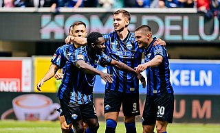 Am 32. Spieltag jubelt Matchwinner Marvin Pieringer (m.) mit Florent Muslija (r.) und Sirlord Conteh (l.). Kurz nach dem 3:2 des SCP gegen Heidenheim wechselte er die Seiten. - Besim Mazhiqi