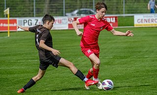 Theesens Jayce Philip Dighton (r.) sprintet Richtung Delbrücker Tor. - Andreas Zobe