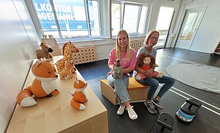 Sandy Großmann (links) und Birgit Sieker freuen sich auf den Start der Übergangskita am Straßenverkehrsamt in Kirchlengern. - Florian Weyand Sandy Großmann (links) und Birgit Sieker freuen sich auf den Start der Übergangskita am Straßenverkehrsamt in Kirchlengern. - Florian Weyand