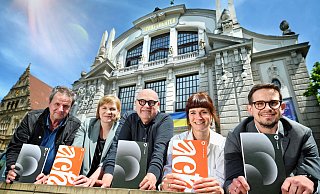 Die neue Spielzeithefte präsentieren GMD Alexander Kalajdzic, Charlotte Höpker (Marketing und Vertrieb), die Intendanten-Doppelspitze Michaels Heicks und Nadja Loschky sowie Konzerthausdirektor Martin Beyer vor der schmucken Fassade des Bielefelder Stadttheaters (von links). - Barbara Franke