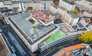 37.000 Quadratmeter Fläche hat das Karstadt-Areal, das auch die Gebäude rechts an der Friedenstraße einschließt. - Mike-Dennis Müller / www.mdm.photo