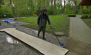Profi am Werk: Clamor von Rundstedt beseitigt das dicke Moos. - Thorsten Mailänder
