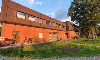 Das alte Feuerwehrgerätehaus, hier die Rückansicht, soll abgerissen werden. Es wurde im September 1981 eingeweiht und 2001 nochmal in Eigenleistung erweitert. - Regina Brucksch