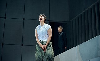 Herrscher Kreon (Thomas Wehling) will die ertrunkenen Bootsflüchtlinge am Strand Thebens nicht in der Stadt beerdigen lassen. Antigone (Rosalia Warnke) protestiert lautstark. - ©Joseph Ruben