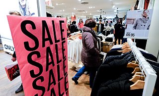 Verkaufsoffene Sonntage sind auch in Bünde beliebt. Allerdings nicht nur bei Kunden, sondern auch bei Mitarbeiterinnen und Mitarbeitern einiger Geschäfte. - Verwendung weltweit
