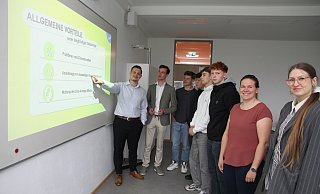 Die beiden Experten der Volksbank, Justin Dahlinger und Mario Mauenstein (v. l.), sowie rechts Michele Deutschmann und Sabrina Nsanzabandi erlebten interessierte Schülerinnen ud Schüler. - Johannes Büttner