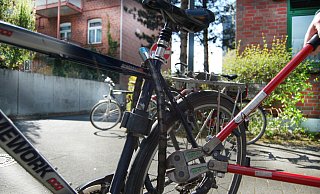 Die Polizei Paderborn empfiehlt zum Schutz vor Fahrraddiebstahl mehrere Schlösser und das Anschließen an festen Gegenständen. - Polizei