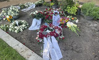 Unter großer Anteilnahme wurde die Asche von Marion S. auf dem Steinhagener Waldfriedhof beigesetzt. - Wolfgang Wotke