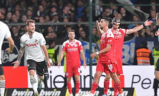 Verls Yari Otto (l.) traf im Hinspiel gegen Arminia Bielefeld zum 3:1. Der Ex-Verler Christopher Lannert (2.v.l) sowie Nassim Boujellab und Fabian Klos (r.) waren geschlagen. - Jens Dünhölt