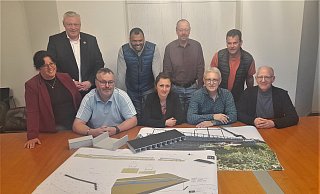 Baudezernentin Claudia Koch (v. l.), Bürgermeister Daniel Hartmann, Bruno Kieneke (Brückenplanung), Edison Buch (Bödexen), Maja Beineke (Stadt Höxter), Ferdinand Welling (Fürstenau), Reinhold Hoppe (Straßenplanung), Rainer Buch (Bödexen) und Ulrich Tilly (Bezirksregierung). - Simone Flörke