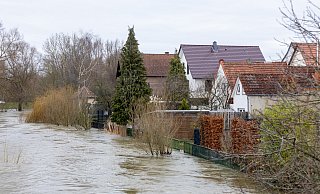 Das Hochwasser rückte vielen Häusern gefährlich nahe - oder drang sogar in die Gebäude ein. Noch stehen nicht alle Schäden fest. - Niklas Tüns
