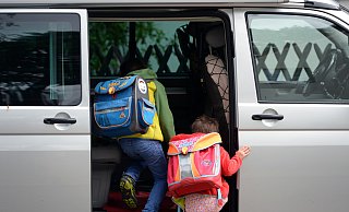 Um den Nachwuchs sicher zur Schule zu bringen, halten viele Eltern direkt vor dem Schulgebäude. - Symbolfoto: dpa/Ralf Hirschberger