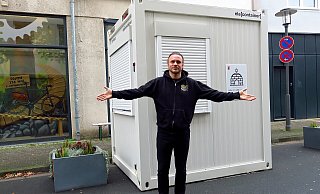 "Na, wo ist mein Laden?", fragt Michael Hohensohn durchaus genervt. Aus Autofahrerperspektive aufgenommen wird deutlich, wie unglücklich der Container für den Mountainbike-Laden "RadStand" an der Ritterstraße steht. - Kurt Ehmke