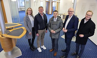 Anke Hammerström (Stadt Büren, v. l.), Immobilieninhaber Martin Stich, Bürgermeister Burkhard Schwuchow, Landtagsabgeordneter Bernhard Hoppe-Biermeyer und Michael Kubat (Stadt Büren) tauschen sich über die Möglichkeiten aus, die der Verfügungsfonds Anmietung mit sich bringt. - Stadt Büren