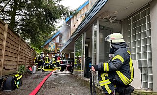 Die Feuerwehr rückte mit starken Kräften zu dem Brand an der Straße Uhlenflucht an. - Charlotte Mahncke