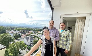 Svitlana (v.l.), Antolii und Volodymyr Fomenko genießen von ihrem Balkon aus den Ausblick auf die Stadt Herford. Auch nachts, wenn die Lichter der Stadt leuchten, liebt es Svitlana Fomenko, auf ihrem Balkon zu sein. - Natalie Gottwald