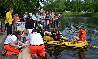 Vor gut gut sechs Jahren beeindruckten die Rettungskräfte die Festgäste am Sennestadtteich. Die Übung diesmal wird noch nicht verraten. - Muriel Pluschke