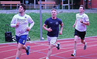 Matheo Höfelmeyer (v. l.), Justin Gerth und Benny Gehring aus der TuS-97-Reserve müssen vorerst draußen laufen. - Rabeneick