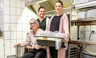 Das Team der "Essbar Ernst" in Versmold im Kreis Gütersloh: Ursula Ernst (v. l.), Nadine Scheer und Tina Neumüller warten drauf, endlich durchstarten zu können. - Andre Schneider