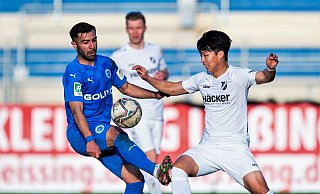 Heimstark: Die Sportfreunde Lotte, hier mit Emre Aydinel (l.), sind im eigenen Stadion seit acht Spielen ungeschlagen. Für die Rödinghauser um Seung-Won Lee (r.) heißt es trotzdem – gewinnen, egal wie. - Noah Wedel