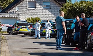 Ermittler der Spurensicherung untersuchen die Einsatzstelle, um das Geschehen rekonstruieren zu können. - Freitag TV