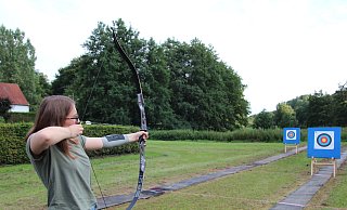 NW-Autorin Fabia Lulis hält zum ersten Mal Pfeil und Bogen in der Hand. - Silke Harre