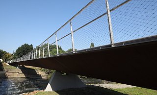 Ein Trog aus rostbraunem Cortenstahl und ein Edelstahlgeländer mit filgranem Geflecht bestimmen das Bild der Sielbrücke. - Jörg Stuke
