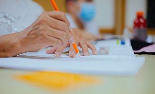 Das Nachhilfe-Team besteht aus Team Schülerinnen und Schülern des Berufskollegs und aber auch Lehramtsstudierenden. - Unsplash