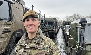 Eigentlich ist Simon Cox vom Royal Anglian Regiment im ostenglischen Cottesmore stationiert. Nach anderthalb Jahren Vorbereitung ist er mit seinen Kameradinnen und Kameraden nun auf dem Weg zur größten Nato-Übung nach dem Kalten Krieg. Der Weg dorthin führt sie über Sennelager. - Jens Reddeker