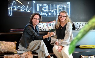 Die Innenarchitektinnen Petra Blome (l.) und Diana Beckmann haben den neuen Freiraum entworfen, der ganz unterschiedliche und flexible Nutzungsmöglichkeiten und Bereiche bietet. - Barbara Franke