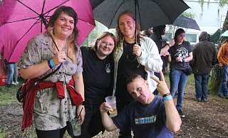 Unerschütterlich trotzen die Fans beim Fürstenberger Solling-Jump-Festival dem Wetter. - Burkhard Battran