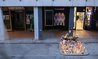 Blumen und Kerzen liegen am Ort der Gewalttat von Anfang Mai an der Marienstraße. Die Debatte um die Sicherheit in der Paderborner Innenstadt ist in vollem Gange. - Niklas Tüns