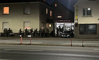 Spezialkräfte der Polizei haben im Morgengrauen einen Lagerverkauf an der Mindener Straße nach Drogen durchsucht. - NW