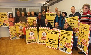 Wilhem Lömker und viele Anlieger der Fleggestraße protestierten in den vergangenen Jahren immer wieder gegen Kommunalabgabengesetz (KAG). - Karsten Schulz (Archiv)