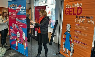 Lea Höschen (l.) und Daniela Dahlmann entlang der Schaufensterscheiben im Haus an der Kalandstraße 17 die Ausstellung „Am Anfang war es Liebe“ auf. - Dieter Scholz