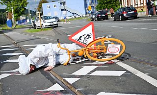 Mit einer Protestaktion macht Sebastian Lisken auf die tückische Gefahr an der Eisenbahnstraße aufmerksam. - Barbara Franke