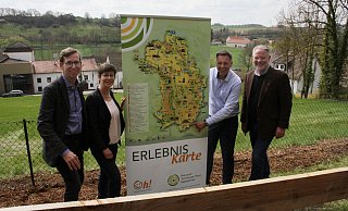 Die Landschaft am südlichsten Punkt des Naturpark-Gebietes entdecken und schmecken: Bürgermeister Tobias Scherf (v. l.), Naturpark Teutoburger Wald-Geschäftsführerin Birgit Hübner und die Brauerei-Inhaber Franz-Axel und Michael Kohlschein wollen informieren. - Dieter Scholz
