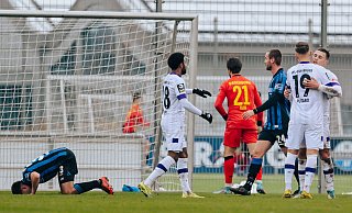SCP-Verteidiger Marcel Hoffmeier (l.) ärgert sich über seinen Fehlpass, der zum 1:2 geführt hat. Osnabrücks Torschütze Erik Engelhardt (r.) nimmt die Gratulationen von Leandro Putaro entgegen. - Besim Mazhiqi