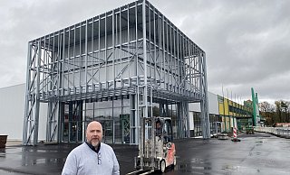 Marktleiter Jens Peschke steht vor dem künftigen Haupteingang des Gebäudes. - Dirk Windmöller