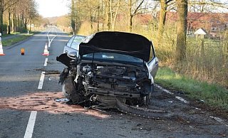 Der VW kollidierte mit einem Baum und schleuderte zurück auf die Straße. - Polizei Herford