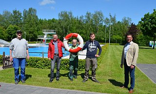 Udo Lachnicht (Fachkraft für Bäderbetriebe, v. l.), Gerd Engelmann (Fachbereichsleiter Bürgerservice) Bernd Behling (Förderverein „Attraktives Freibad Steinheim“), Julian Behler (Auszubildender zur Fachkraft für Bäderbetriebe Stadt Marienmünster) und Bürgermeister Carsten Torke. - Stadt Steinheim