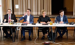CDU und Grüne (Nathanael Liminski/ v.l, Hendrik Wüst, Mona Neubaur und Felix Banaszak) haben die Teams für die Koalitionsgespräche benannt. - Henning Kaiser