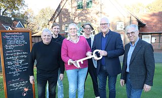 Die Gastro-Familie Frank, Falk und Bettina Schmedtmann freut sich zusammen mit Frank Berg (GCM-Vize), Peter Gärtner (GCM-Präsident) und Schatzmeister Thomas Maletz auf gemütliche Genießer-Stunden in Schmedtmanns Brasserie am Marienfelder Golfplatz. - Restaurant am Marienfelder Golfplatz
