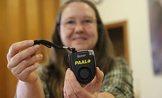 Sybille Thiel präsentiert einen Personenalarm. Diese geräten sorgen für lauten Lärm und können in einer Notsituation für Aufmerksamkeit sorgen. - Jan-Henrik Gerdener