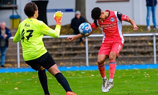 Arminia Bielefelds Ayoube Amaimouni-Echghouyab versucht’s mit einem Kopfball gegen Waltrops Torhüter. - Andreas Zobe