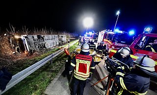 Bei einem Busunglück auf der Autobahn 44 in Nordrhein-Westfalen sind in der Nacht zu Freitag 22 Menschen verletzt worden. In dem Reisebus, der bei Werl aus noch ungeklärten Gründen von der Fahrbahn abkam und auf die Seite stürzte, saßen nach Angaben eines Polizeisprechers Schüler eines Berufskollegs aus Warburg. - dpa