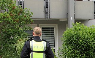 Die Polizei sichert kurz nach dem Notruf den Tatort in Warburg. - Dieter Scholz