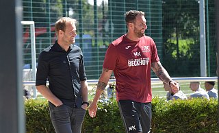 Der SC Verl startete am Donnerstagvormittag in die Vorbereitung auf die neue Drittligasaison. Der Sportliche Leiter Sebastian Lange und Trainer Mitch Kniat waren sichtlich gut gelaunt. - Jens Dünhölter