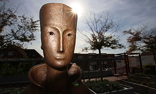 Bei der Planung des Musicals über Königin Mathilde, hier die Skulptur des Engeraner Künstlers Eberhard Hellinge, gab es ein Zerwürfnis zwischen dem Verein Kunstlandschaften und dem Komponisten des Stücks. Nun sahen sich die Parteien vor Gericht wieder. - Andreas Sundermeier