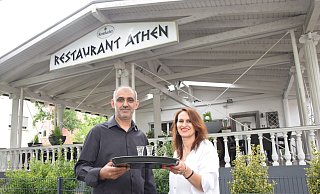 Giannakis Tamousis (47) und seine Frau Maria Papaefthimiou sind den Gästen im Restaurant Grill Athen bereits seit vielen Jahren vertraut. - Karin Prignitz